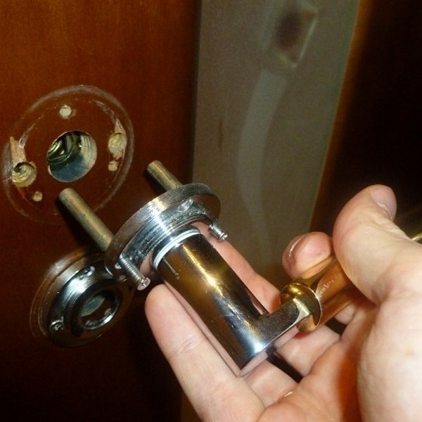 Какие инструменты используются при ремонте металлических дверей